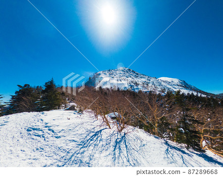 從八岳的中山峠仰望東天狗山和西天狗山 87289668