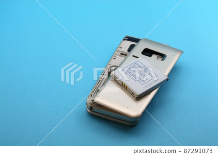 Old cell phone and battery 87291073
