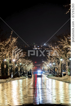 北海道函館市八幡坂和夜晚的燈飾 87291283
