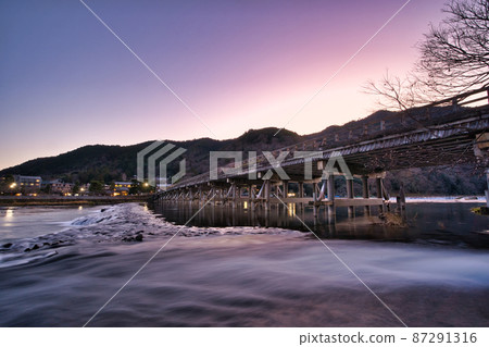 黃昏的嵐山渡月橋 黃昏的嵐山渡月橋 87291316