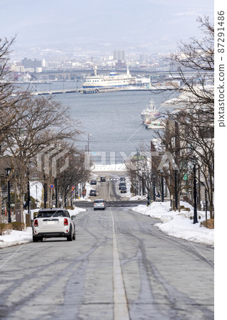 北海道函館市冬季八幡坂和函館港 87291486
