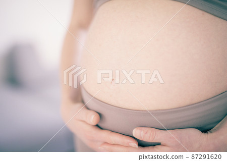 Pregnant woman belly. Pregnancy Concept. Pregnant tummy close up. Detail of pregnant woman relaxed at home. Pregnant woman belly. Pregnancy Concept. Pregnant tummy close up. Detail of pregnant woman relaxed at home. 87291620