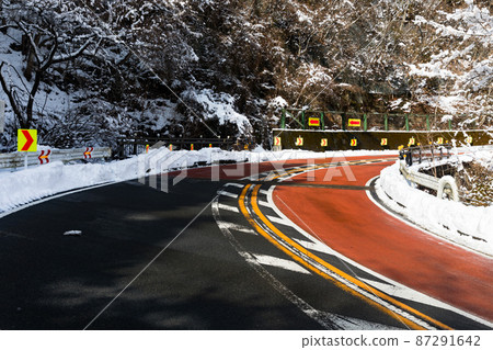 Okutama Shuyu Road, Tokyo, closed due to snow 87291642