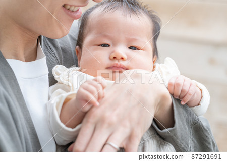 Up of the baby's face hugged by dad 87291691