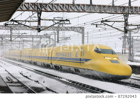 For safety even in a snowstorm ... For safety even in a snowstorm ... 87292043