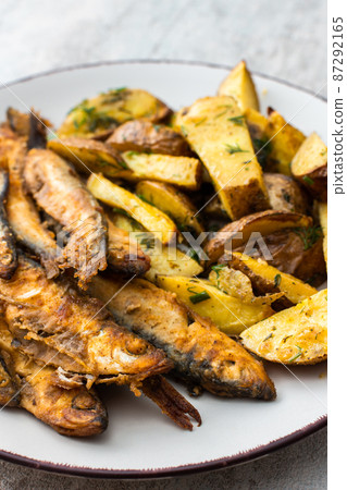 Baked potatoes with dill and flour-fried capelin 87292165
