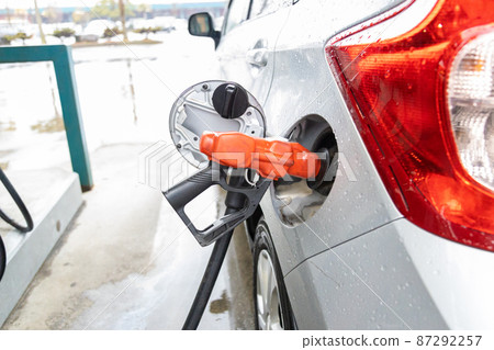 Passenger car refueling with gasoline 87292257