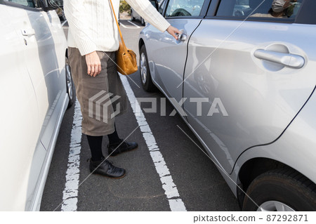 在一個小停車場下車的女人 87292871