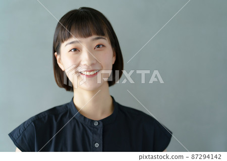 微笑的年輕女子肖像 87294142