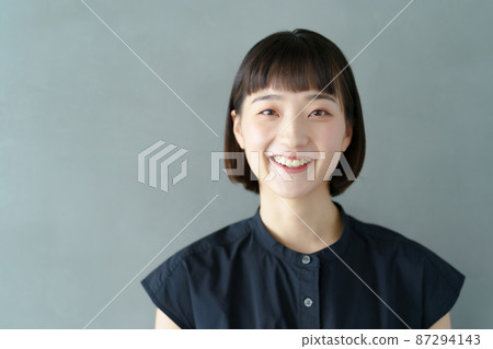 微笑的年輕女子肖像 微笑的年輕女子肖像 87294143