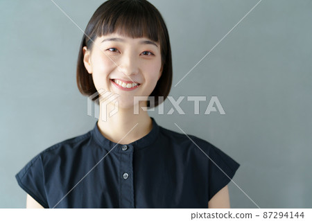微笑的年輕女子肖像 微笑的年輕女子肖像 87294144