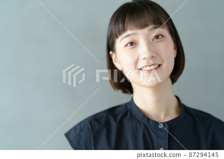 微笑的年輕女子肖像 87294145