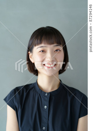 微笑的年輕女子肖像 微笑的年輕女子肖像 87294146