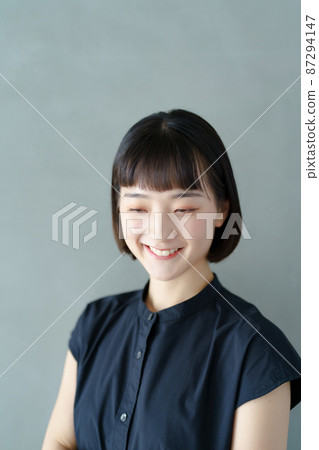 微笑的年輕女子肖像 微笑的年輕女子肖像 87294147
