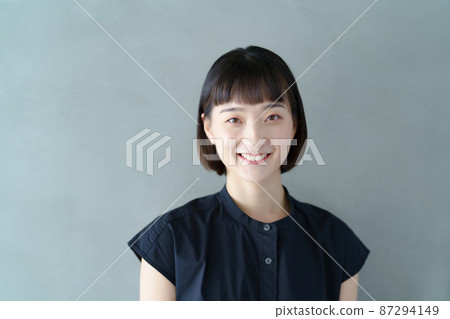 微笑的年輕女子肖像 87294149