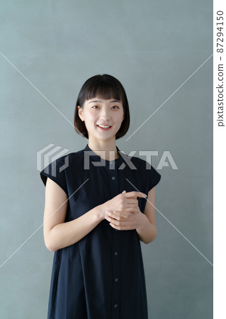 smiling young woman portrait smiling young woman portrait 87294150