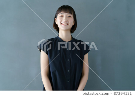 smiling young woman portrait smiling young woman portrait 87294151