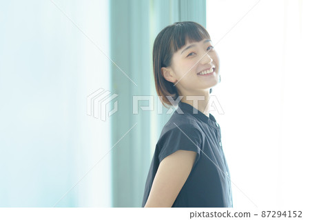 smiling young woman portrait 87294152