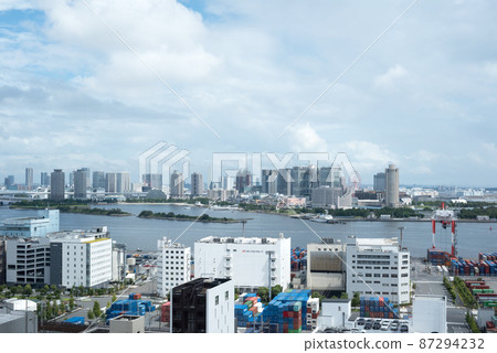 從東京品川區第一酒店東京海堡看到的台場和摩天輪 從東京品川區第一酒店東京海堡看到的台場和摩天輪 87294232