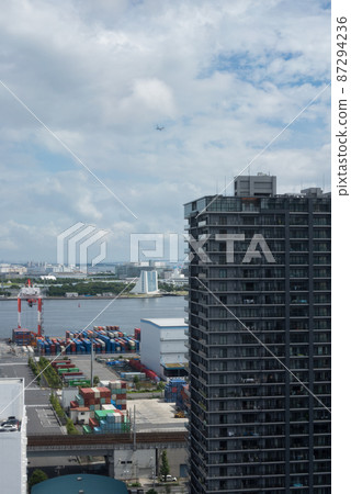 從東京品川區第一酒店東京海堡看到的品川碼頭和飛機 87294236