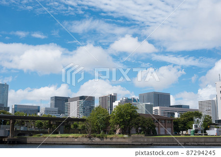 東京品川區天王洲島第一水邊廣場(Board Walk)的單軌電車和藍天 東京品川區天王洲島第一水邊廣場(Board Walk)的單軌電車和藍天 87294245