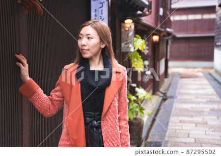 Young woman sightseeing in Kanazawa Young woman sightseeing in Kanazawa 87295502