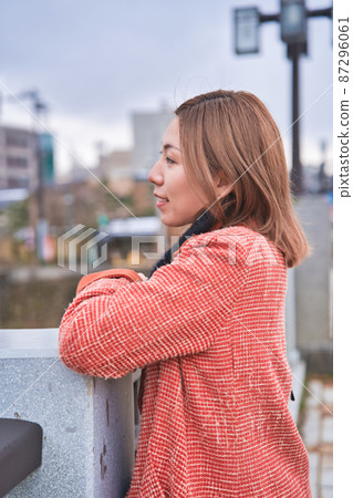 橋上的年輕女子暮光之城 橋上的年輕女子暮光之城 87296061