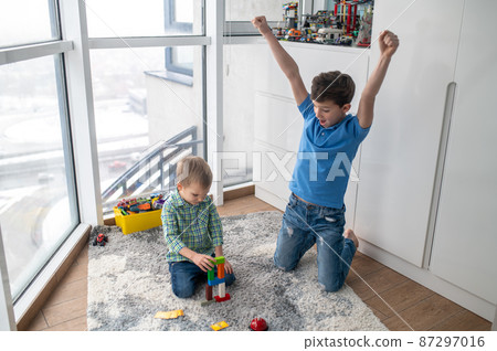 Kid encouraging his brother during the game 87297016