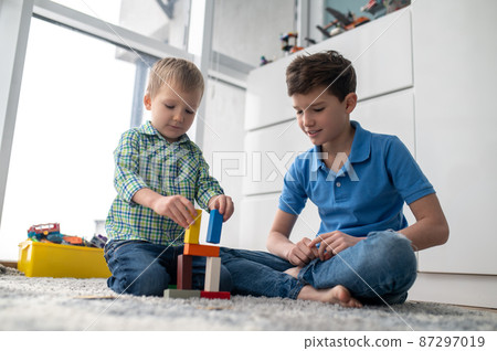 Concentrated creative little boy assembling toy blocks 87297019