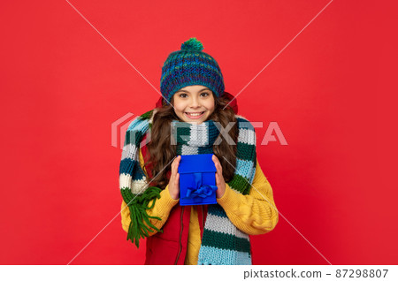boxing day. present and gifts buy. shopping child with purchase. kid with bonus. 87298807