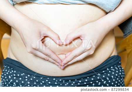 一張孕婦的照片。懷孕晚期和整月的孕婦形象。 一張孕婦的照片。懷孕晚期和整月的孕婦形象。 87299834
