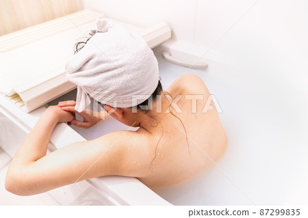 一個女人洗澡的照片。一個放鬆的形象。 一個女人洗澡的照片。一個放鬆的形象。 87299835