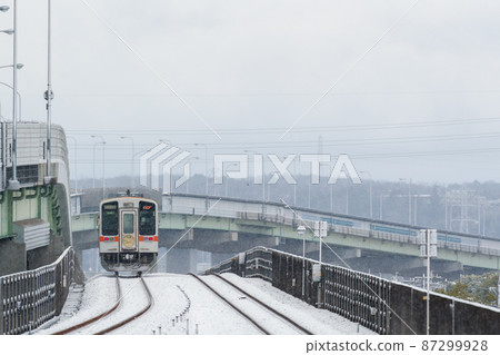 [Johoku Line] Johoku Line with snowy scenery 87299928