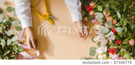 close up florist working table 87300776