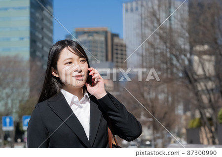 打電話的女人的企業形象 打電話的女人的企業形象 87300990