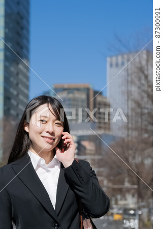 打電話的女人的企業形象 打電話的女人的企業形象 87300991