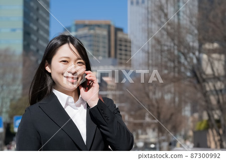 打電話的女人的企業形象 87300992