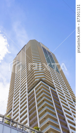 高層公寓外觀與清新的藍天風景_w_28 87301131