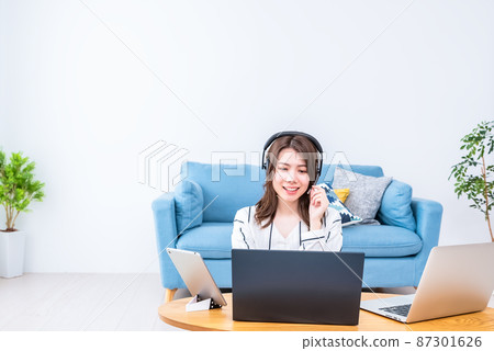 在家工作的少婦 在家工作的少婦 87301626