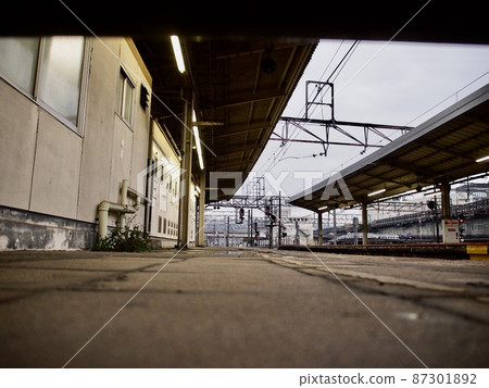 火車站設備,低角度,JR西日本,車站風景,鐵道迷,京都站,旅行,有趣的鐵路照片 火車站設備,低角度,JR西日本,車站風景,鐵道迷,京都站,旅行,有趣的鐵路照片 87301892