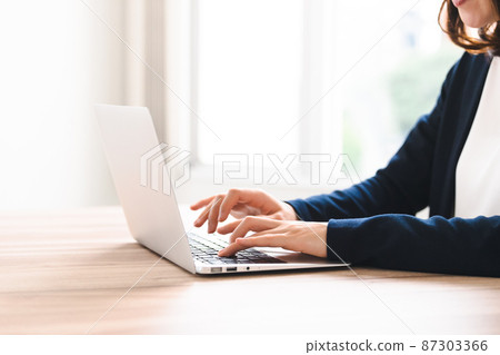 一個使用筆記本電腦但沒有臉的女人 87303366