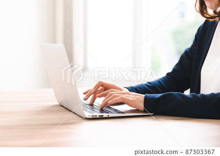 一個使用筆記本電腦但沒有臉的女人 87303367