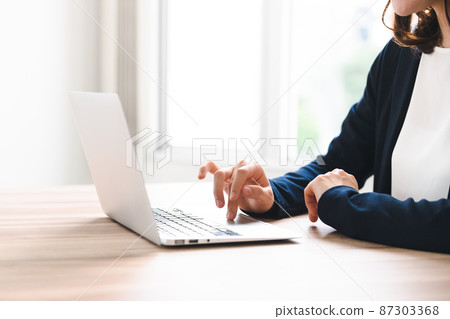 一個使用筆記本電腦但沒有臉的女人 一個使用筆記本電腦但沒有臉的女人 87303368