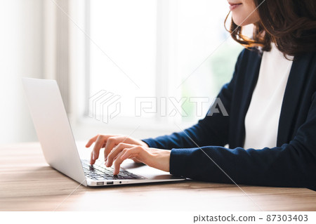 一個使用筆記本電腦但沒有臉的女人 一個使用筆記本電腦但沒有臉的女人 87303403