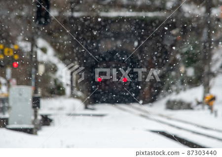 粉雪隧道中消失的地方線紅色尾燈 粉雪隧道中消失的地方線紅色尾燈 87303440