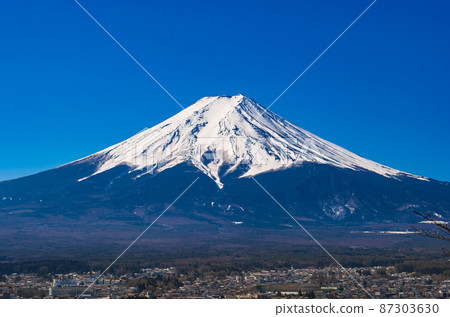 富士吉田的富士山冬季景觀 87303630