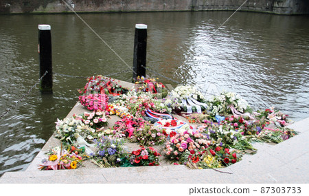 Flower bouquet along the Amsterdam canal 87303733