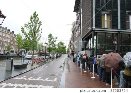 Anne's house with constant tourists 87303734