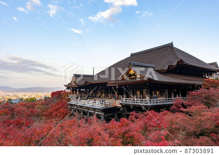 [Kyoto] Kiyomizu-dera stage scenery of autumn leaves 87303891