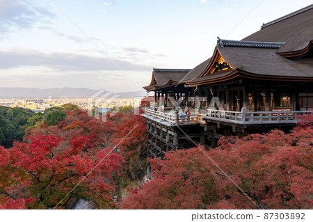 [Kyoto] Kiyomizu-dera stage scenery of autumn leaves 87303892